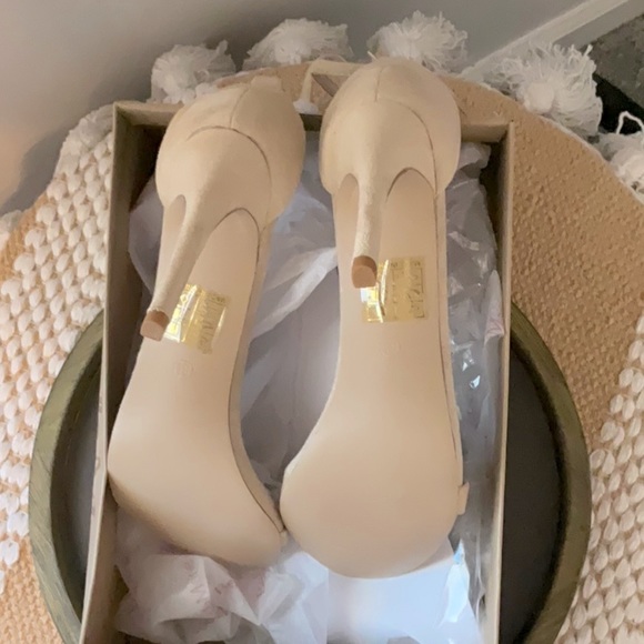 Bella Marie Suede Open Toe Heels NIB. They’re in soft nude/beige Size 8.5, NEW!! - Picture 7 of 8